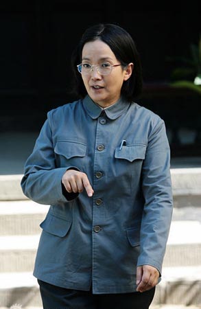 吕丽萍《六块六毛六》反派出镜 变身"冷血"校长