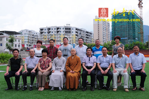南普陀寺向福建龙岩东肖镇溪连小学捐赠电脑设备