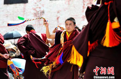 西藏桑耶寺僧人彩排神舞迎接经藏节