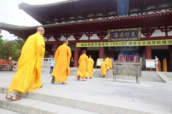 三亚南山寺举行盂兰盆法会 为昆山鲁甸祈福