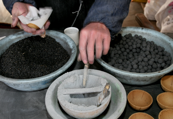探访中国花炮产地实拍生产鞭炮的家庭作坊