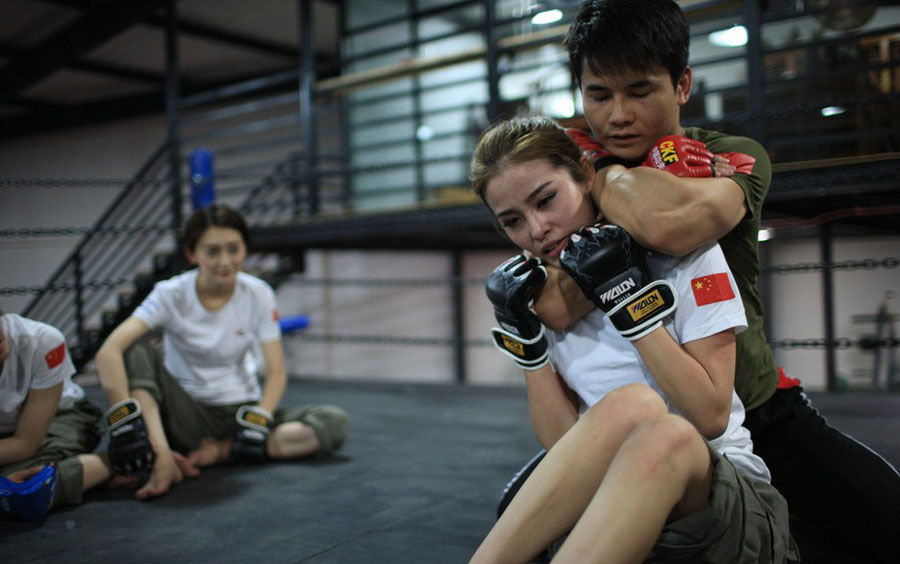 实拍美女保镖训练营 动作示范中美女保镖被锁喉