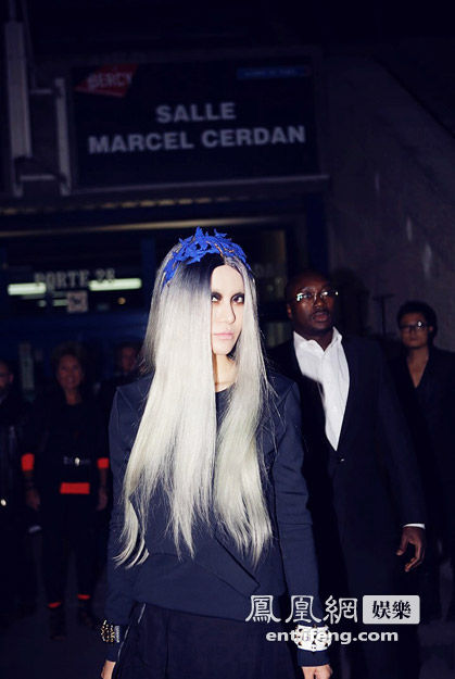尚雯婕出席巴黎时装周银发魔女造型出位高清大图