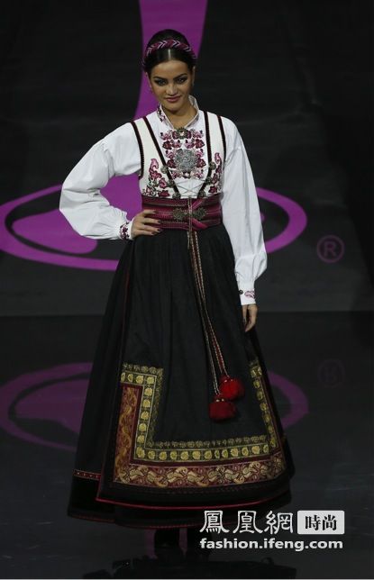 环球小姐展示民族服装美国小姐变身擎天柱