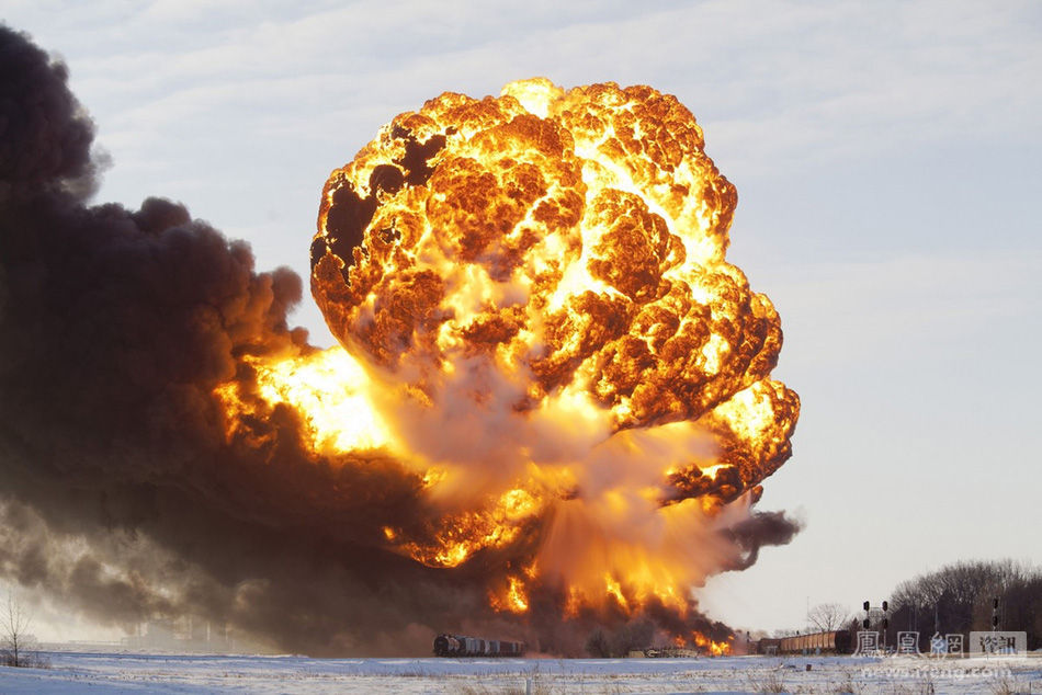 巴菲特旗下铁路公司两列火车脱轨相撞