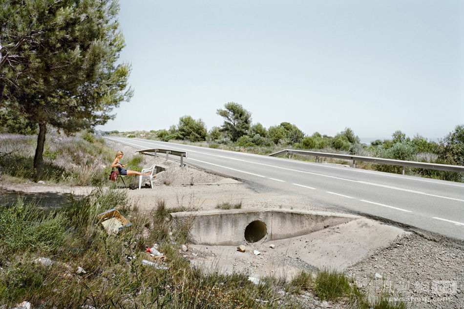 [02-26] 摄影师8年拍公路旁站街女 [15p]