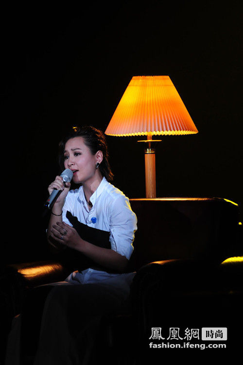 时尚达人黄伟文量身打造的迪拜黑纱女神造型,让周笔畅在《我是歌手》