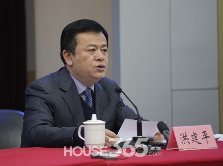 芜湖副市长洪建平在房产新政发布会上发言.资料图