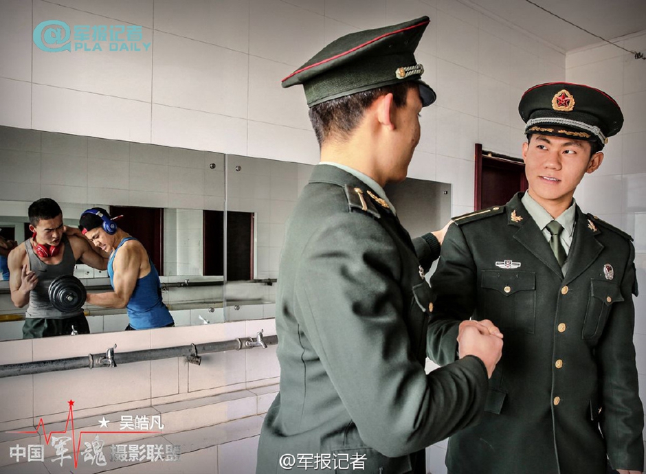 中国军校学员晒穿越照 全是潮男靓女