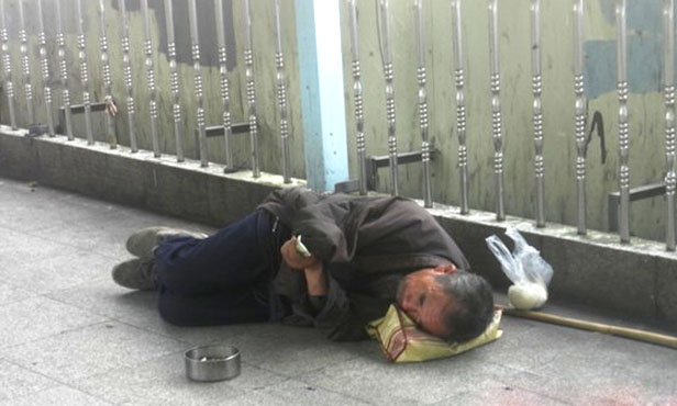 海口天桥乞讨者真假难辨 市民难以接受职业行乞者