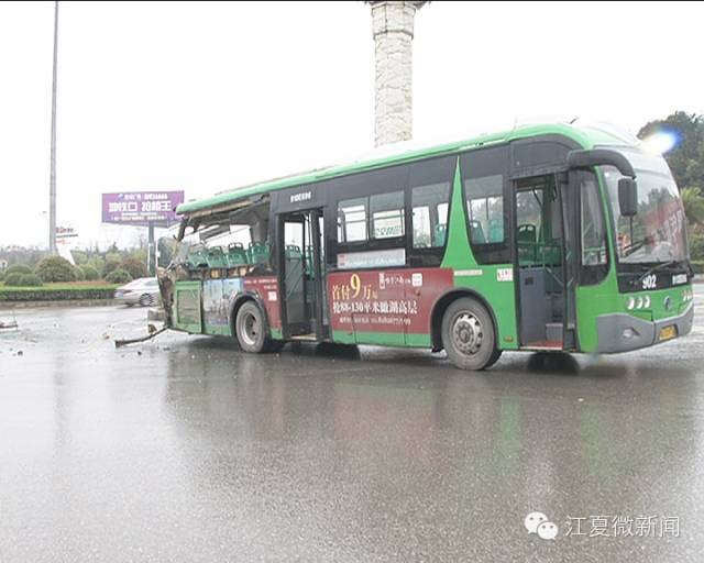 武汉:公交车与工程吊车相撞 现场一片狼藉(图)