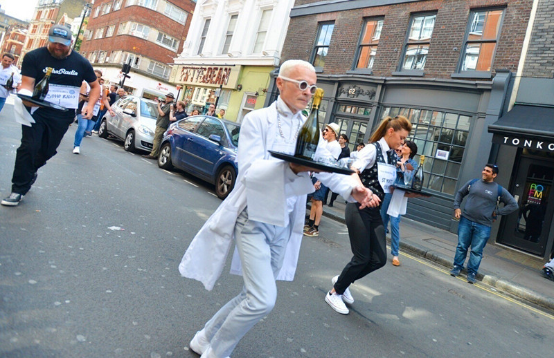 英国举行服务员大赛举托盘香槟狂奔秀技能