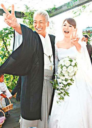 日本音乐教父拍妻子裸照登杂志注明专属娼妇图