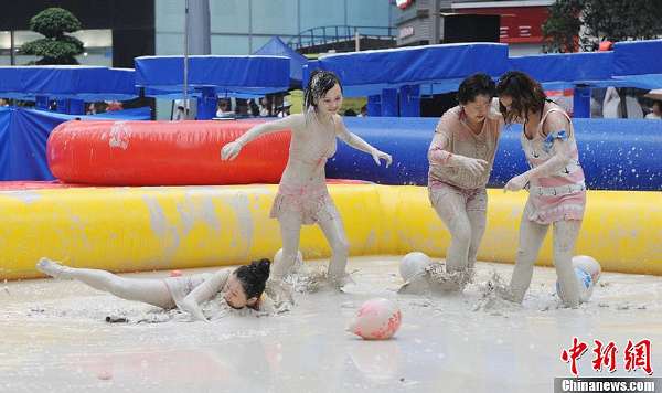 女子摔跤泥浆赛图片