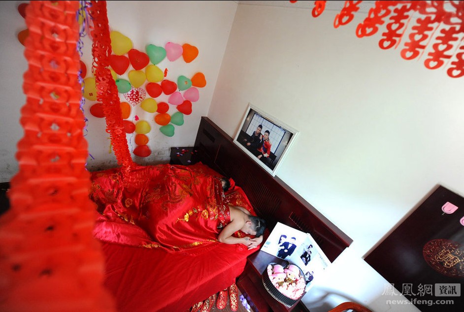 14/14 10月2日,简陋的廉租房布置成了婚房,陆忠和刘万强在这里度过了