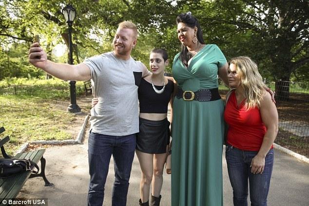 1天1万美金女巨人靠压扁男人赚大钱