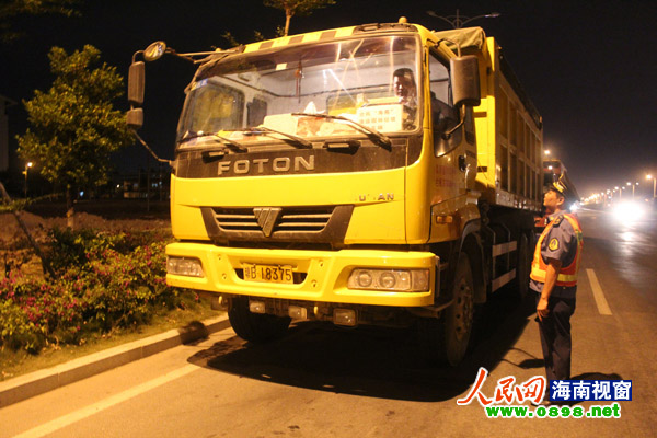 海南公路局三亚掀护路风暴 整治超限超载车