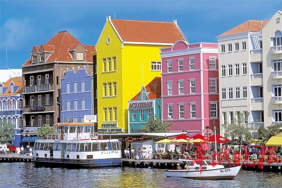 海港沿岸的彩色建筑