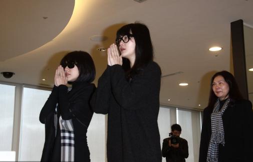 大小s哭悼影视大亨杨登魁他像我们父亲一样图
