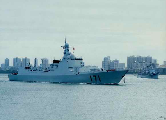 资料图:中国海军171号防空驱逐舰与与162号护卫舰.
