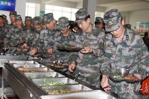 北京军区伙食给力:顿顿鸡鸭鱼肉但众口难调