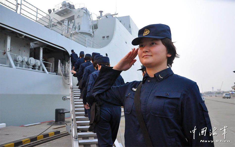 中国海军两栖舰井冈山舰迎来首批维吾尔女兵