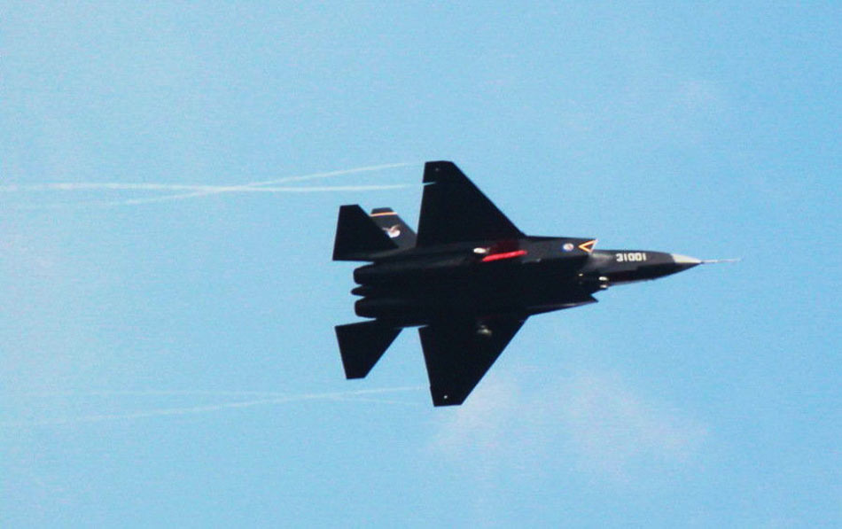 "中央社"10月31日称,歼-31战机于当天10时许首次滑行及试飞成功,旁边