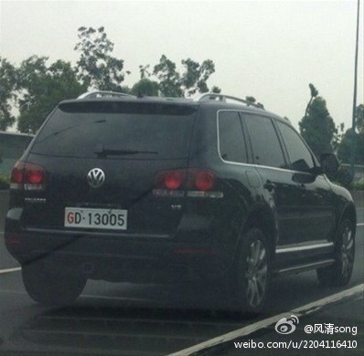 网友拍到奥迪q7悬挂广州军区新军牌 官方尚未回应