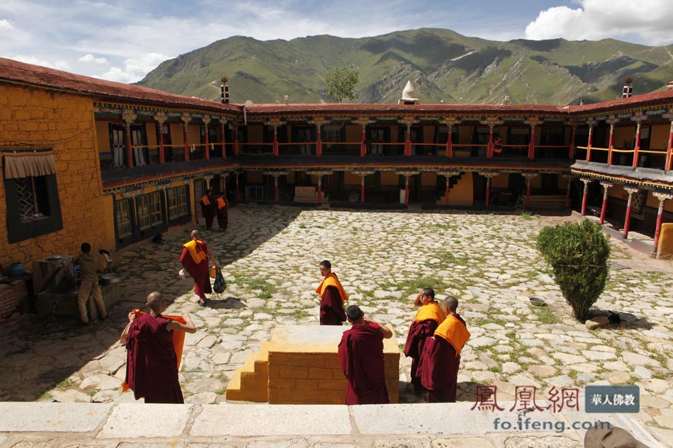 拉萨热堆寺灌顶加持品尝寺院美食