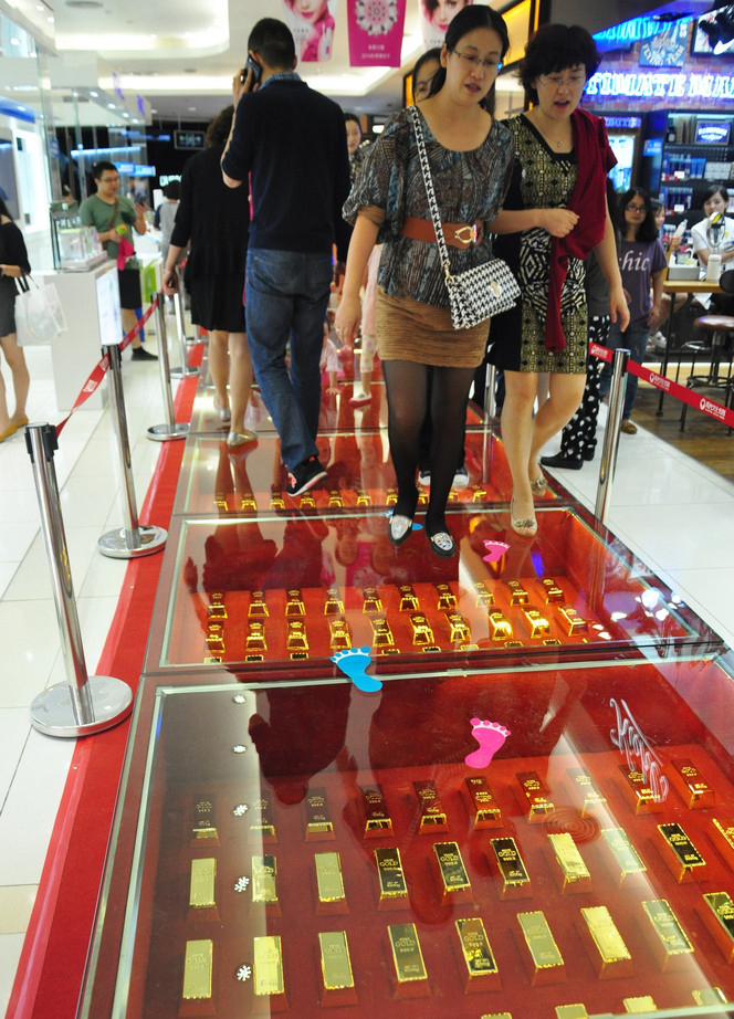 湖北宜昌商家斥资2亿元铺黄金大道