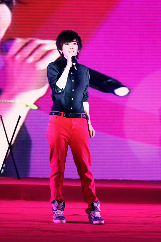 刘忻低吟浅唱   近日,天娱传媒旗下人气原创女歌手刘忻现身广州