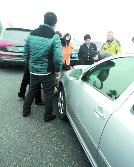 荣乌高速平度至潍坊团雾浓 数十车连撞十余人伤