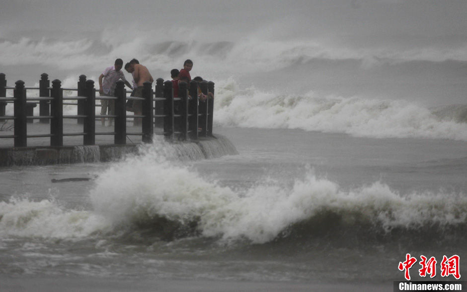 "海燕"携狂风暴雨袭海南