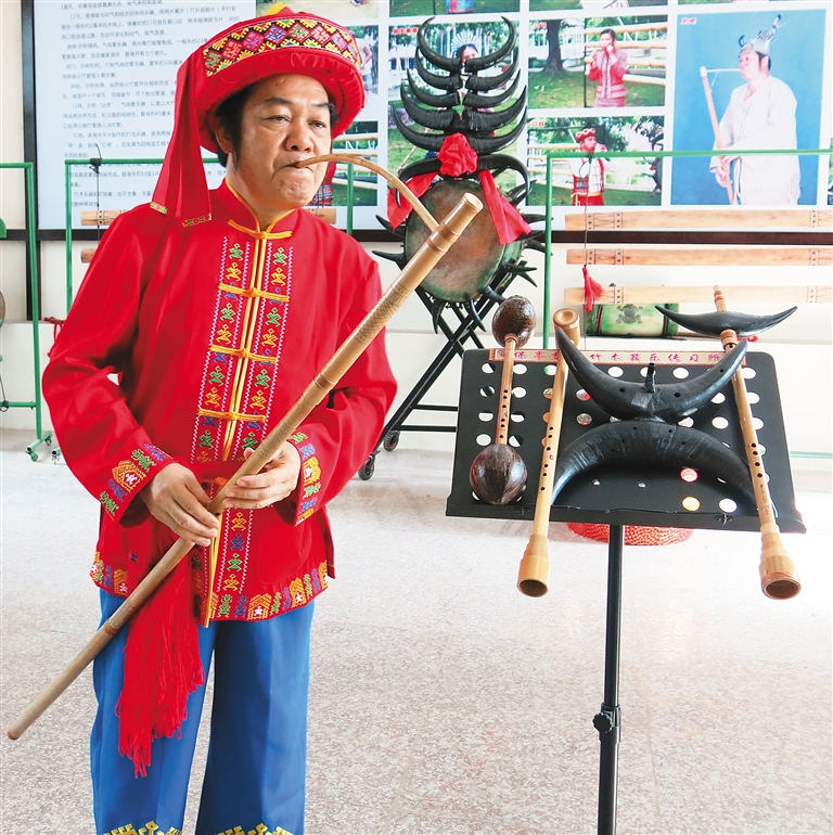 黎族乐器吹曲鼻箫试侬心