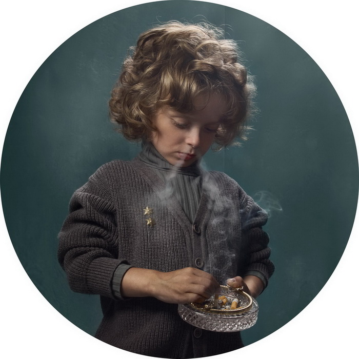 一只小孩叼着烟的图片图片