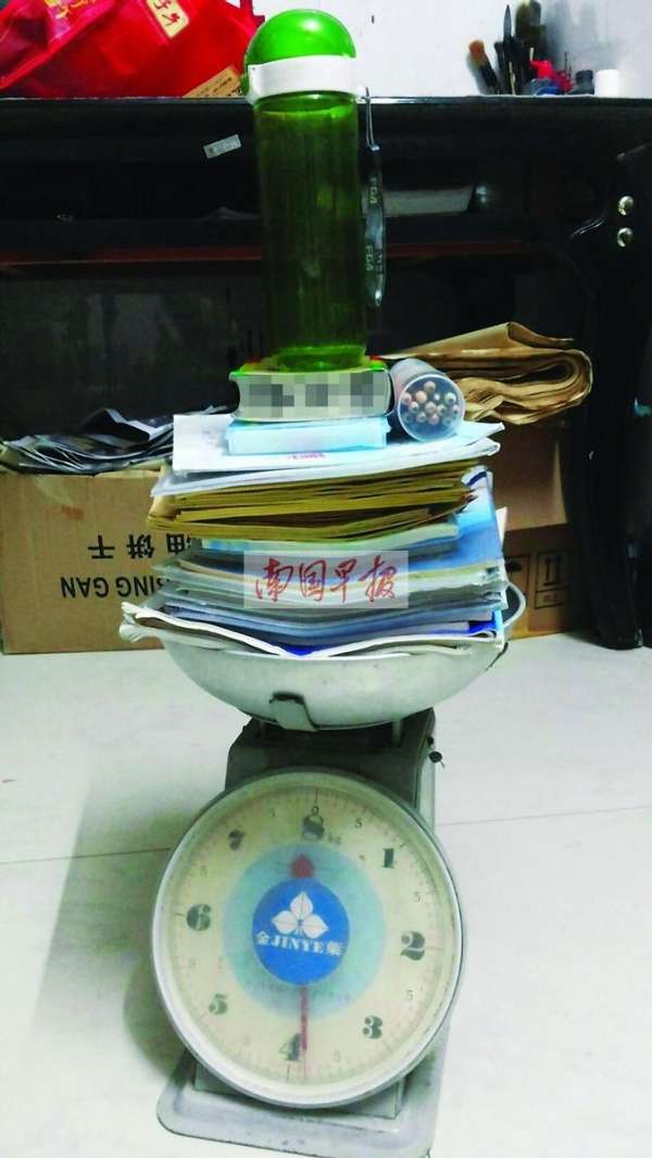 三年级小学生书包重达10余斤 课程多是主因(图)