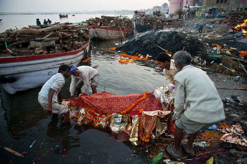 印度恒河露天火葬场图片