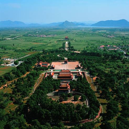 清东陵迎来旅游高峰 祈福探秘受热宠