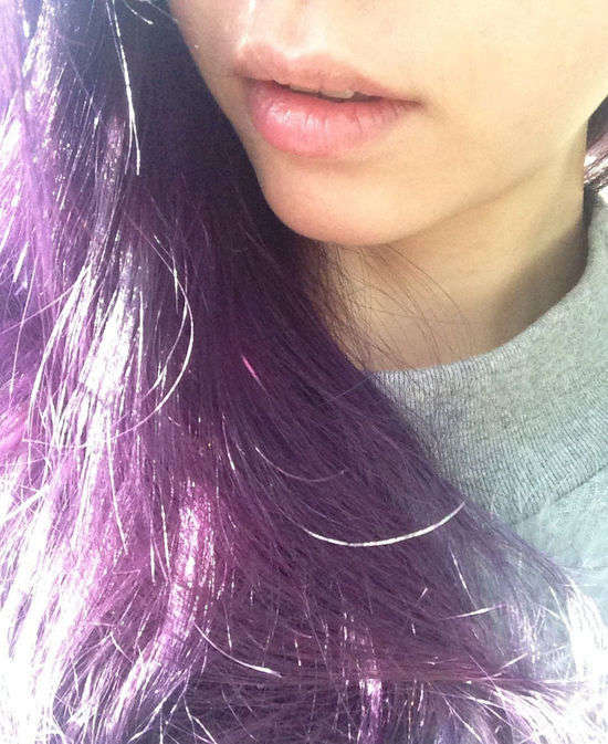 张靓颖秀紫色头发