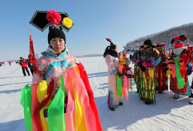开捕时要举行"祭湖醒网"的萨满祭祀仪式,这是参加仪式的满族姑娘