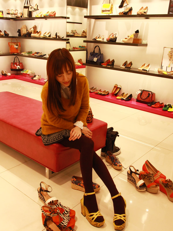 凤凰时尚街拍李小璐逛店 试遍当季潮流美鞋