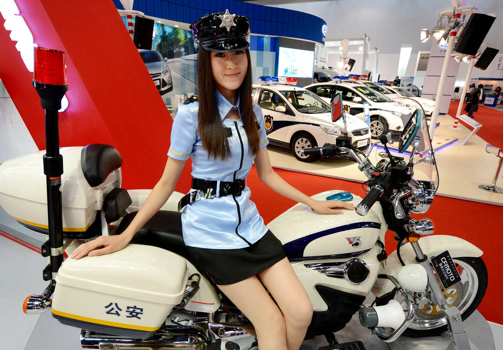 美女"警察"助阵中国国际警用装备展