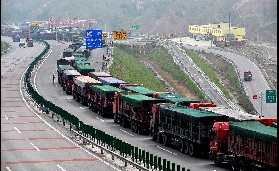 从忻保高速(忻州-保德)保德出口驶出的运煤车遭到限行