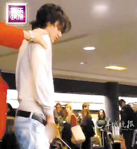 《暮光之城》"狼人"扮演者当众小便引热议(图)