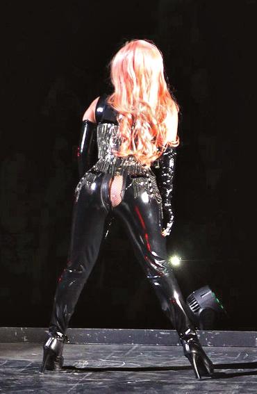 ladygaga演唱会现尴尬用力过猛撑破皮裤图