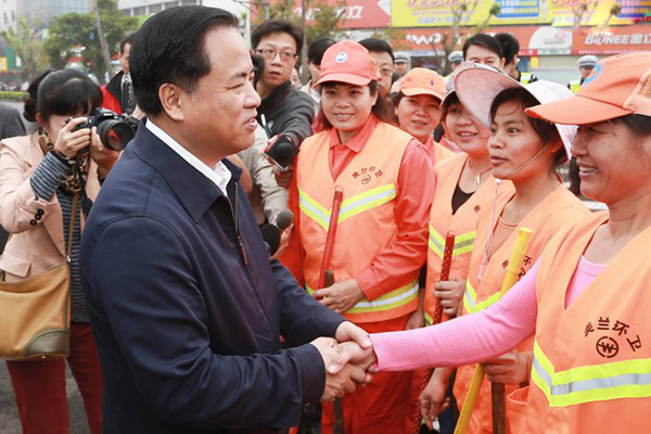 2015年2月17日刘赐贵在海口慰问坚守在一线的工作人员