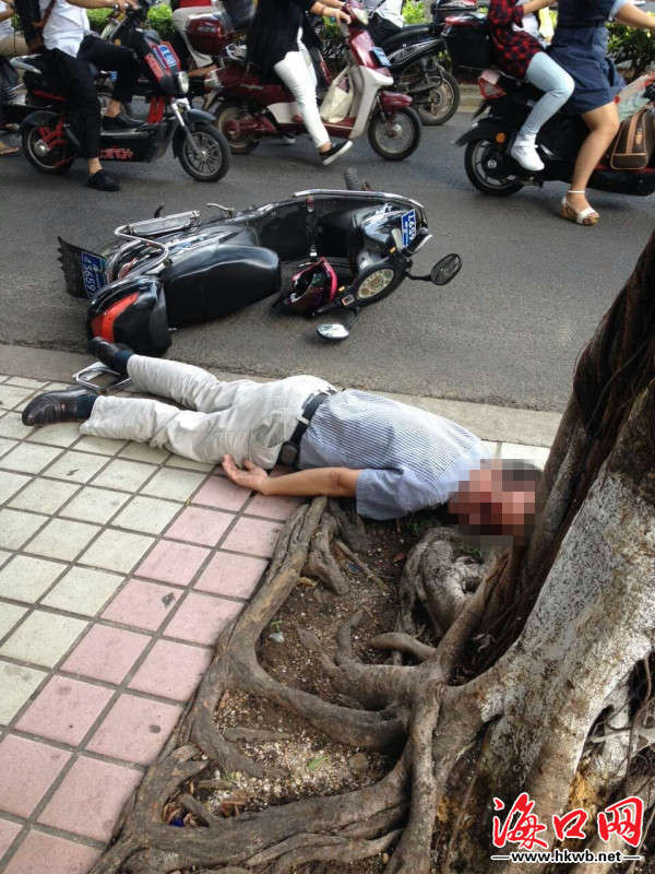 骑车摔倒在街头的醉酒男子.