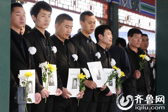 山东籍消防员刘洪坤刘洪魁追悼会举行 3000市民送行