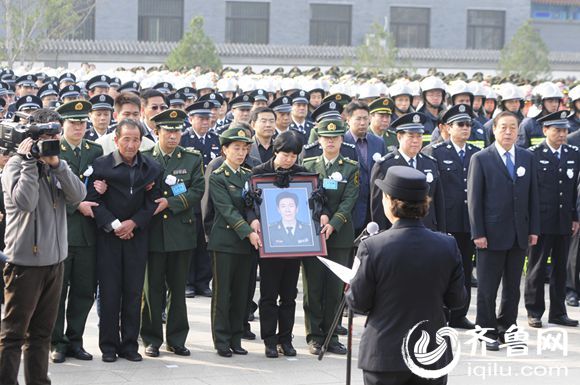 山东籍消防员刘洪坤刘洪魁追悼会举行 3000市民送行