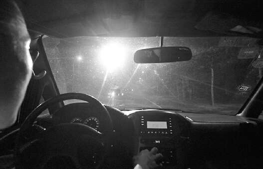 15日晚,浪潮路中段由南向北方向一处补光灯发出刺眼的强光.